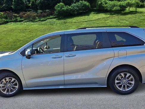 Used 2024 Toyota Sienna XLE image 5