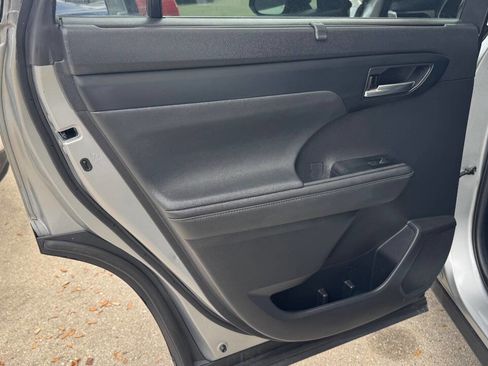Used 2021 Toyota Highlander XLE FWD image 20