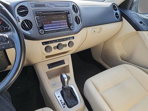 Used 2015 Volkswagen Tiguan SE image 24