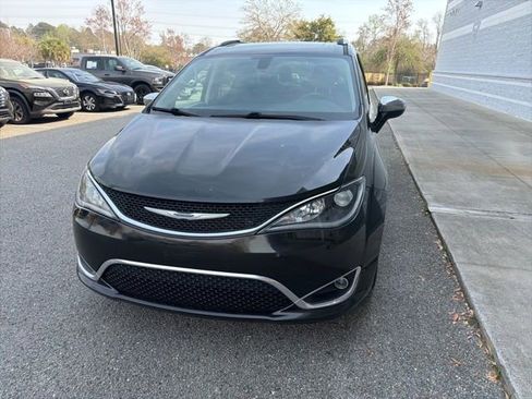 Used 2020 Chrysler Pacifica Limited image 3