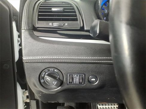 Used 2023 Chrysler 300 C image 29