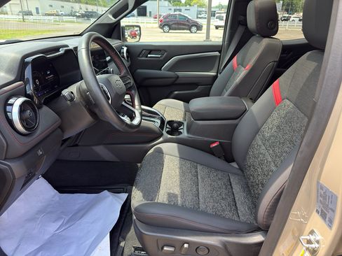 Used 2024 Chevrolet Colorado Z71 w/ Z71 Convenience Package 2 AWD/4WD image 14