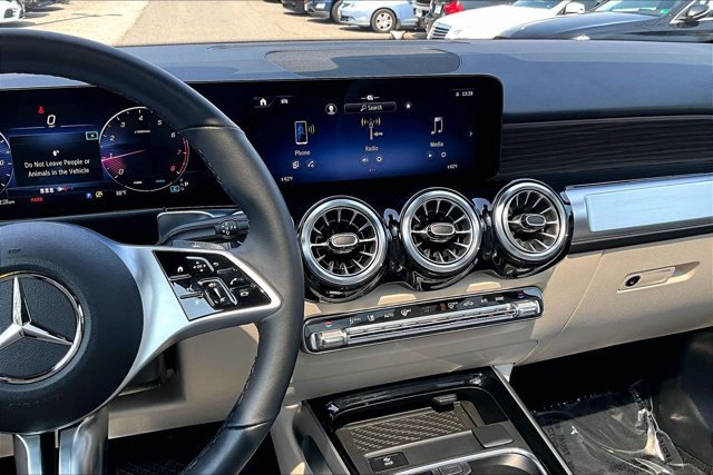 Used 2026 Mercedes-Benz GLB 250 4MATIC image 5