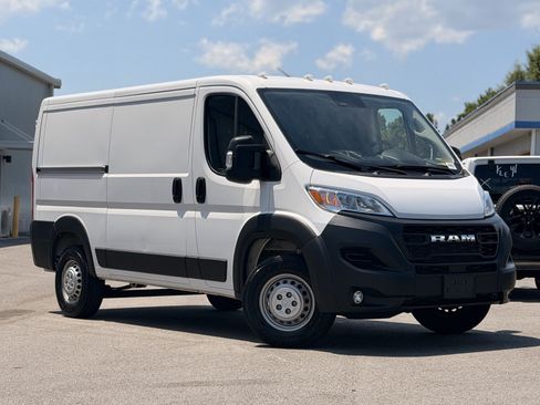 Used 2025 RAM ProMaster 2500 w/ Convenience Group FWD image 3