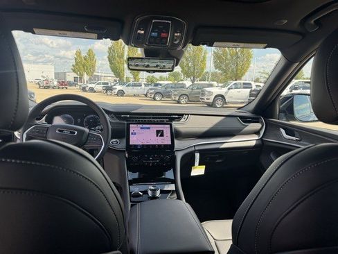 New 2025 Jeep Grand Cherokee Limited w/ Luxury Tech Group II image 33