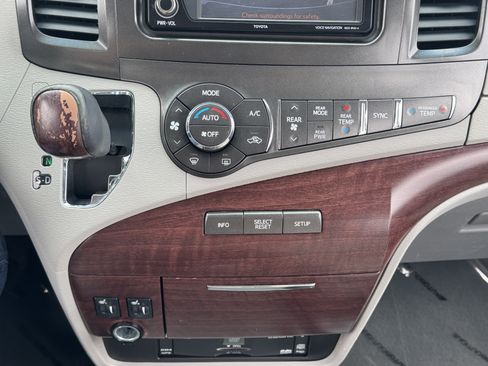 Used 2014 Toyota Sienna XLE w/ Entertainment Package FWD image 28