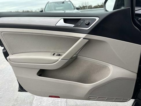 Used 2016 Volkswagen Golf S image 22