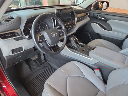 Used 2021 Toyota Highlander XLE AWD/4WD image 14