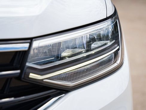 Certified 2023 Volkswagen Tiguan SE R-Line FWD image 3