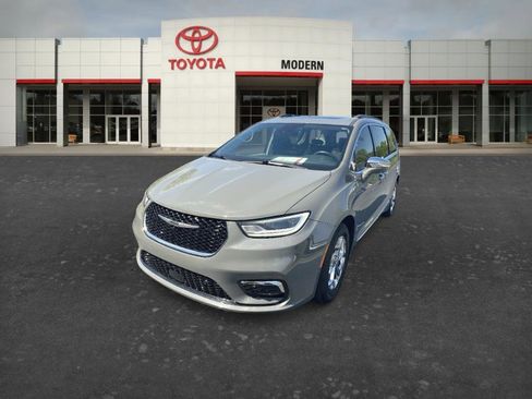 Used 2022 Chrysler Pacifica Limited FWD image 1