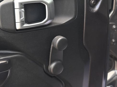Used 2020 Jeep Wrangler Sport AWD/4WD image 34