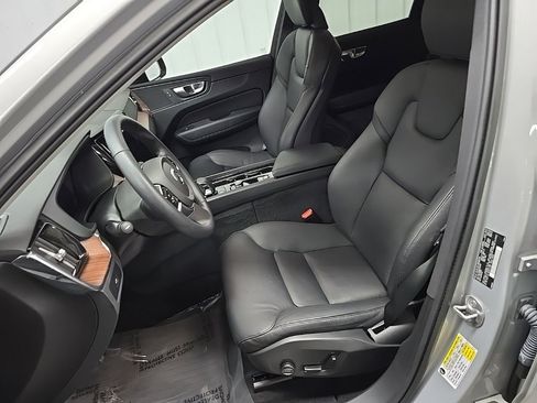 Used 2023 Volvo XC60 B5 Plus image 31