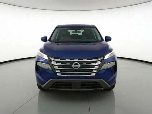 Used 2025 Nissan Rogue SV image 2