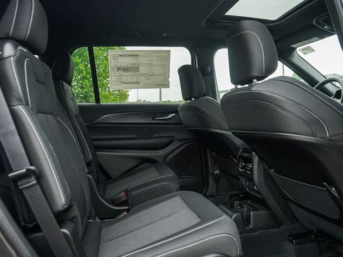 New 2025 Jeep Grand Cherokee L Laredo image 12