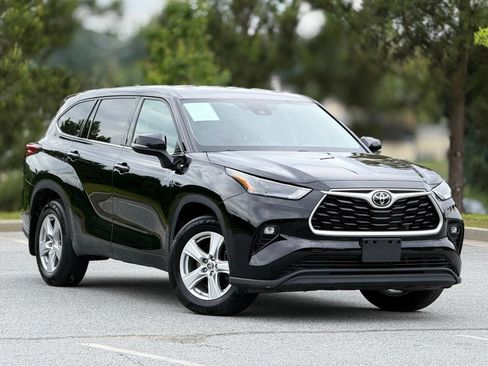 Used 2022 Toyota Highlander LE AWD/4WD image 13