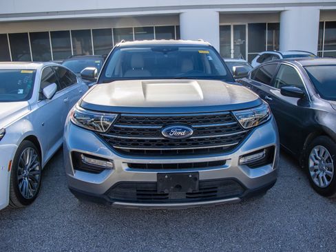 Used 2022 Ford Explorer XLT w/ Equipment Group 202A image 4