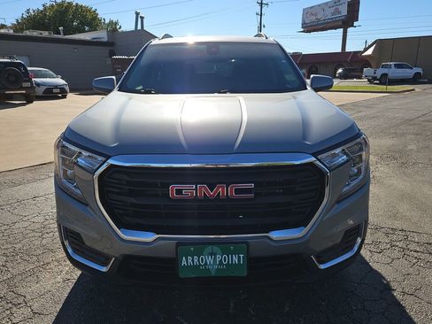 Used 2024 GMC Terrain SLE w/ Driver Convenience Package image 3