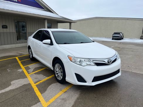 Used 2014 Toyota Camry L image 3