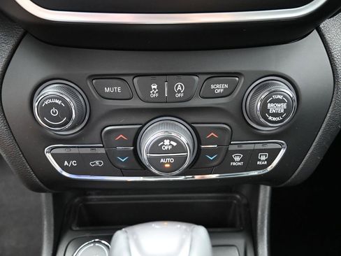 Used 2020 Jeep Cherokee Latitude Lux w/ Comfort/Convenience Group image 21