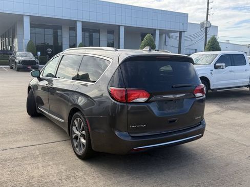 Used 2017 Chrysler Pacifica Limited FWD image 7