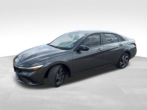 Used 2025 Hyundai Elantra Sport FWD image 3