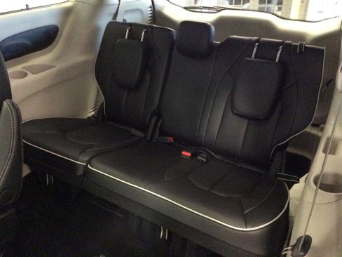 Used 2024 Chrysler Pacifica Limited w/ Trailer Tow Group image 41