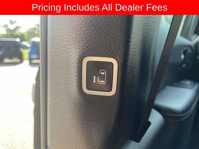Used 2025 Chrysler Pacifica Select FWD image 17