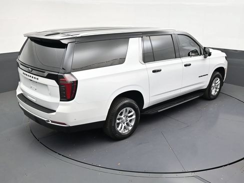 Used 2025 Chevrolet Suburban LS RWD image 15