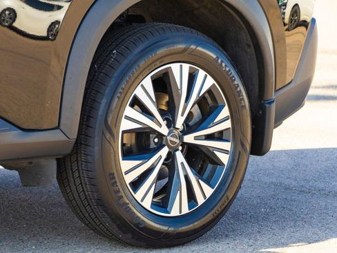 Used 2023 Nissan Rogue SV image 3