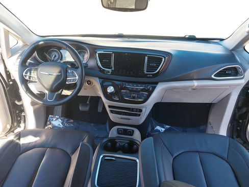 Used 2019 Chrysler Pacifica Touring-L Plus w/ Advanced Safetytec Group image 9