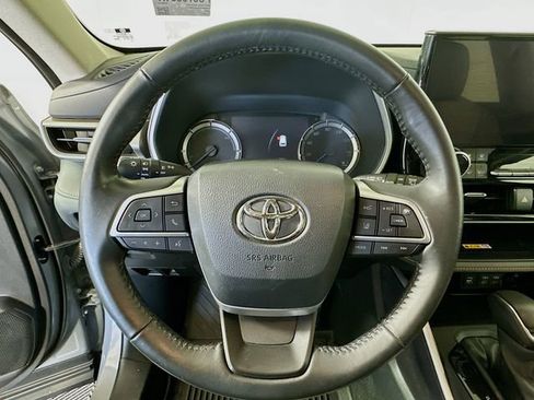 Certified 2023 Toyota Highlander Bronze Edition image 13