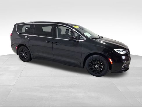 Used 2023 Chrysler Pacifica Touring-L image 4