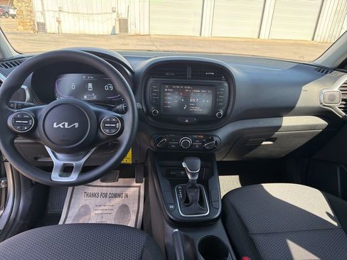 Used 2025 Kia Soul LX w/ LX Technology Package FWD image 20