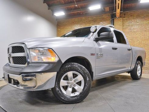Used 2019 RAM 1500 4x4 Crew Cab Classic w/ Chrome Appearance Group image 1