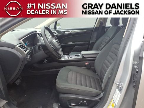 Used 2018 Ford Fusion SE w/ Fusion SE Technology Package FWD image 22