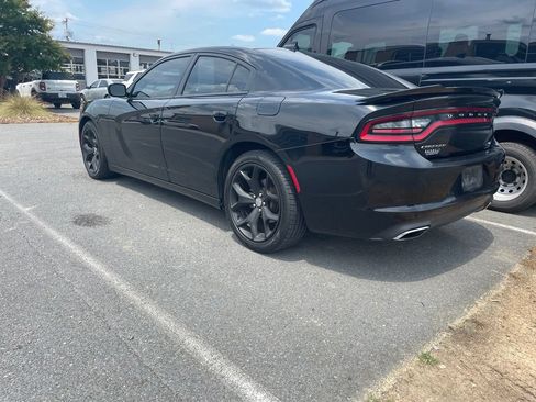 Used 2017 Dodge Charger SXT RWD image 3
