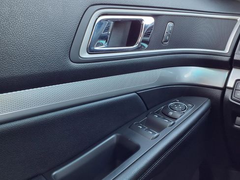 Used 2017 Ford Explorer XLT w/ Equipment Group 202A image 21