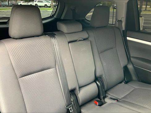 Used 2018 Toyota Highlander LE image 18