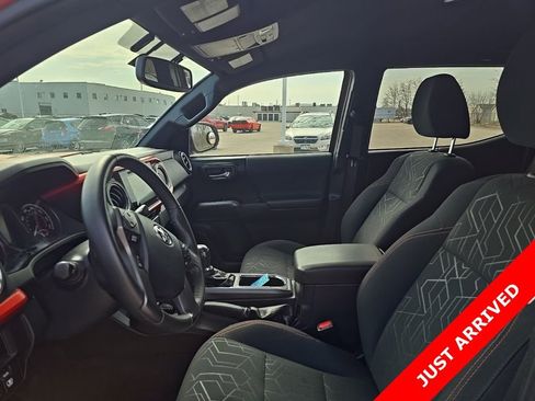 Used 2017 Toyota Tacoma TRD Sport image 5