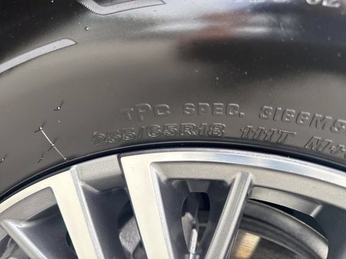 Used 2025 Chevrolet Traverse LT FWD image 35