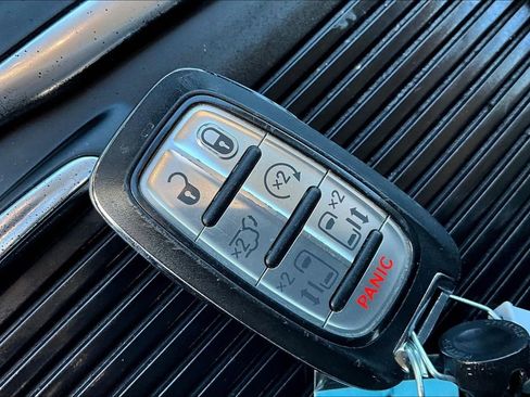 Used 2021 Chrysler Pacifica Touring-L AWD/4WD image 12