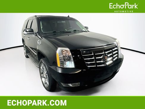 Used 2014 Cadillac Escalade Luxury RWD image 1
