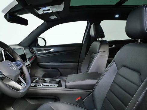 Certified 2024 Volkswagen Atlas Cross Sport SEL R-Line AWD/4WD image 8