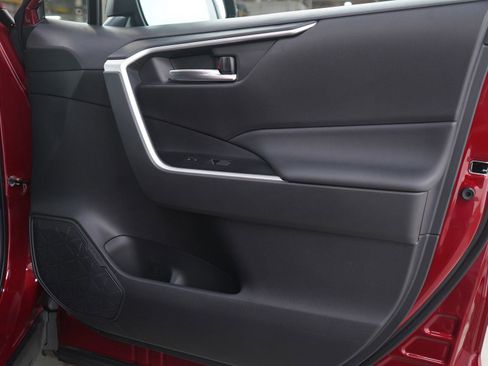 Used 2025 Toyota RAV4 XLE image 9