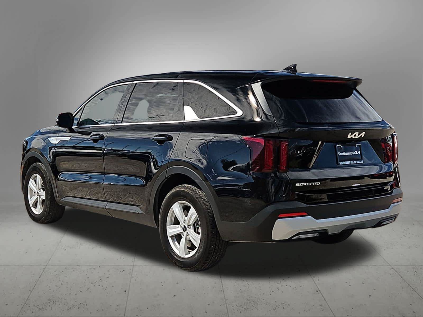 Used 2025 Kia Sorento LX FWD image 4