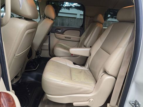 Used 2010 Chevrolet Suburban LTZ image 23