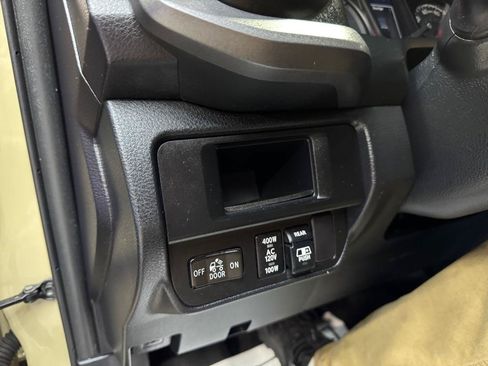 Used 2017 Toyota Tacoma TRD Sport AWD/4WD image 23