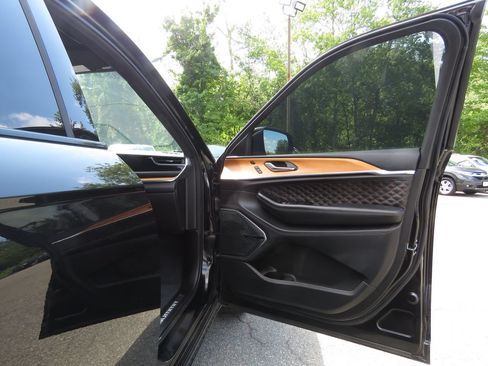 Used 2023 Jeep Grand Cherokee Summit AWD/4WD image 12
