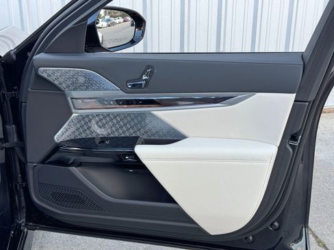 Used 2023 BMW i7 xDrive60 w/ Executive Package 2 image 50