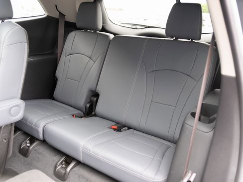 Used 2021 Buick Enclave Essence image 20